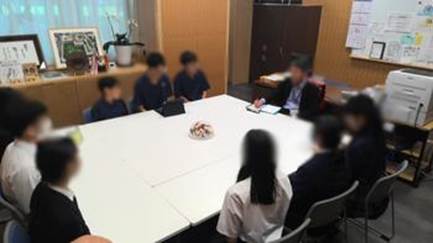屋内, 女性, 部屋, 座る が含まれている画像

AI 生成コンテンツは誤りを含む可能性があります。