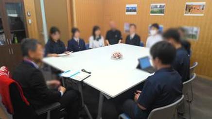 会議室に集まる人々

AI 生成コンテンツは誤りを含む可能性があります。
