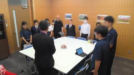部屋に集まっている人たち

AI 生成コンテンツは誤りを含む可能性があります。