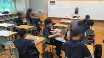 屋内, コンピュータ, テーブル, 座る が含まれている画像

AI 生成コンテンツは誤りを含む可能性があります。