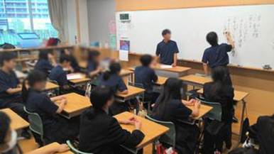 会議室でパソコンを使う人

AI 生成コンテンツは誤りを含む可能性があります。