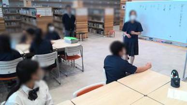 屋内, 人, テーブル, 座る が含まれている画像

AI 生成コンテンツは誤りを含む可能性があります。
