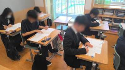 会議室でパソコンを使っている男性

AI 生成コンテンツは誤りを含む可能性があります。