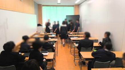 会議室にいる人たち

AI 生成コンテンツは誤りを含む可能性があります。