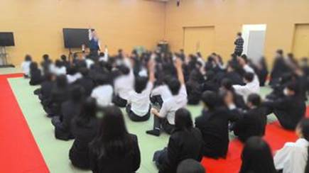 屋内, グループ, 民衆, 立つ が含まれている画像

AI 生成コンテンツは誤りを含む可能性があります。