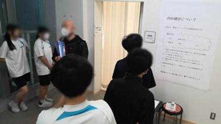 部屋に集まっている人たち

AI 生成コンテンツは誤りを含む可能性があります。