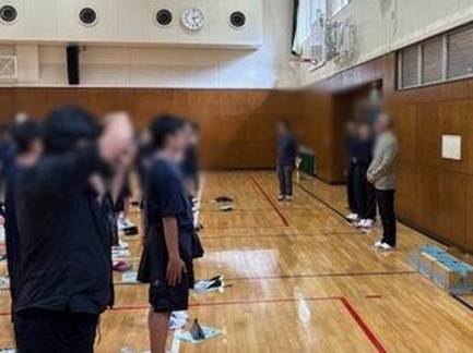 屋内, スポーツ, 人, スポーツゲーム が含まれている画像

AI 生成コンテンツは誤りを含む可能性があります。