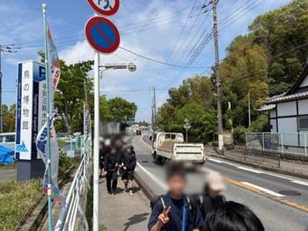 道路標識と歩道を歩いている女性

AI 生成コンテンツは誤りを含む可能性があります。