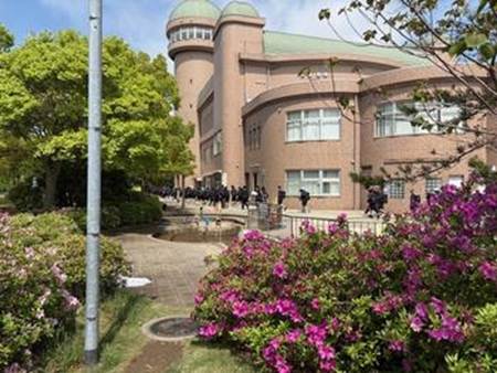 ピンクの花が咲いている建物

AI 生成コンテンツは誤りを含む可能性があります。