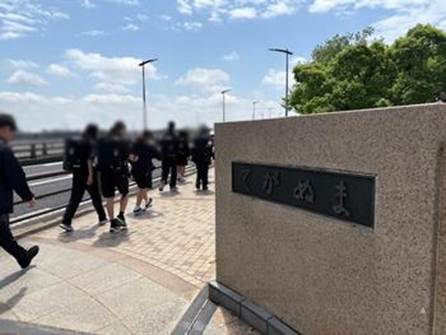歩道を歩いている人

AI 生成コンテンツは誤りを含む可能性があります。