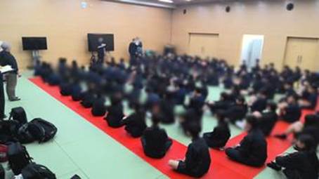 屋内, 部屋, 会議室, 男 が含まれている画像

AI 生成コンテンツは誤りを含む可能性があります。