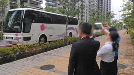 バスが道路を走っている人

AI 生成コンテンツは誤りを含む可能性があります。