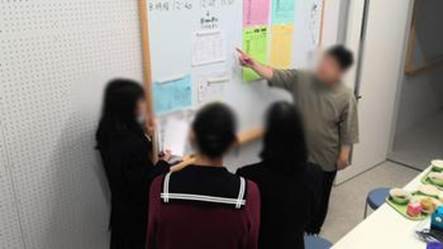 屋内, 人, 立つ, フロント が含まれている画像

AI 生成コンテンツは誤りを含む可能性があります。