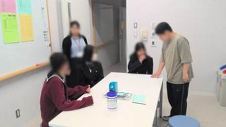 屋内, 人, テーブル, 女性 が含まれている画像

AI 生成コンテンツは誤りを含む可能性があります。