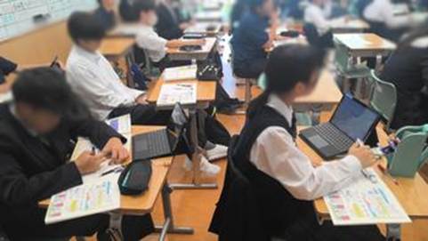 テーブル, コンピュータ, 部屋, 図書館 が含まれている画像

AI 生成コンテンツは誤りを含む可能性があります。