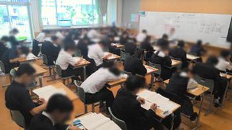 会議室でパソコンをする人

AI 生成コンテンツは誤りを含む可能性があります。