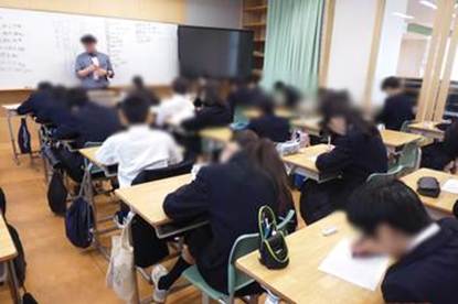 会議室でパソコンを使っている男性

AI 生成コンテンツは誤りを含む可能性があります。