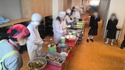 キッチンで料理をしている人達

AI 生成コンテンツは誤りを含む可能性があります。