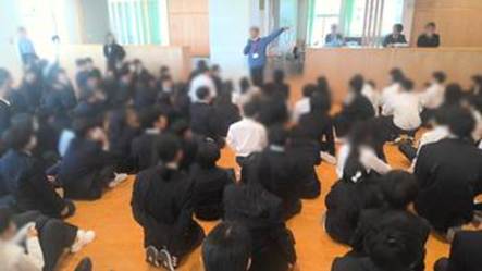 屋内, 人, グループ, 座る が含まれている画像

AI 生成コンテンツは誤りを含む可能性があります。