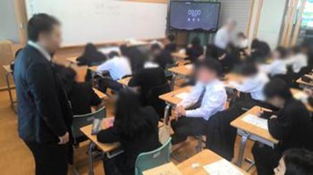屋内, 人, テーブル, 座る が含まれている画像

AI 生成コンテンツは誤りを含む可能性があります。