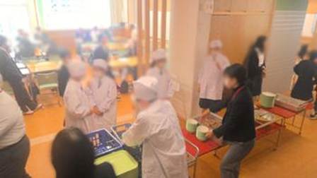 部屋に集まっている人たち

AI 生成コンテンツは誤りを含む可能性があります。