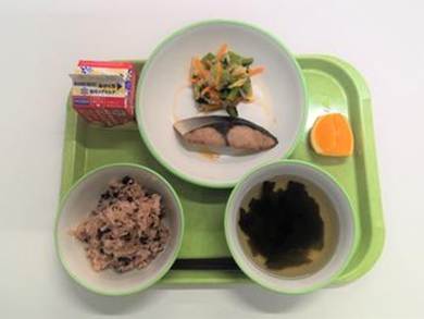 皿の上の食べ物と飲み物

AI 生成コンテンツは誤りを含む可能性があります。