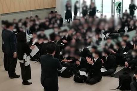 人, 民衆, 立つ, 男 が含まれている画像

AI 生成コンテンツは誤りを含む可能性があります。