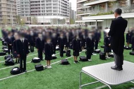 草, 建物, 屋外, 男 が含まれている画像

AI 生成コンテンツは誤りを含む可能性があります。