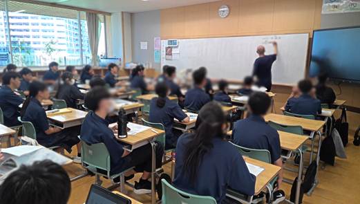 部屋に集まっている人々AI 生成コンテンツは誤りを含む可能性があります。
